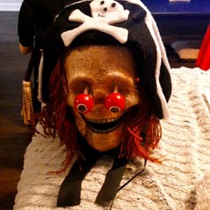 8 inch animated pirate skull